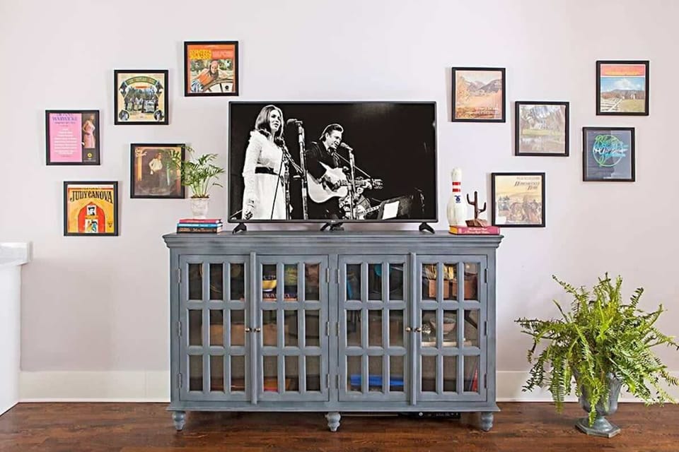 A nod to Nashville’s roots: framed music legends accent the living room TV.