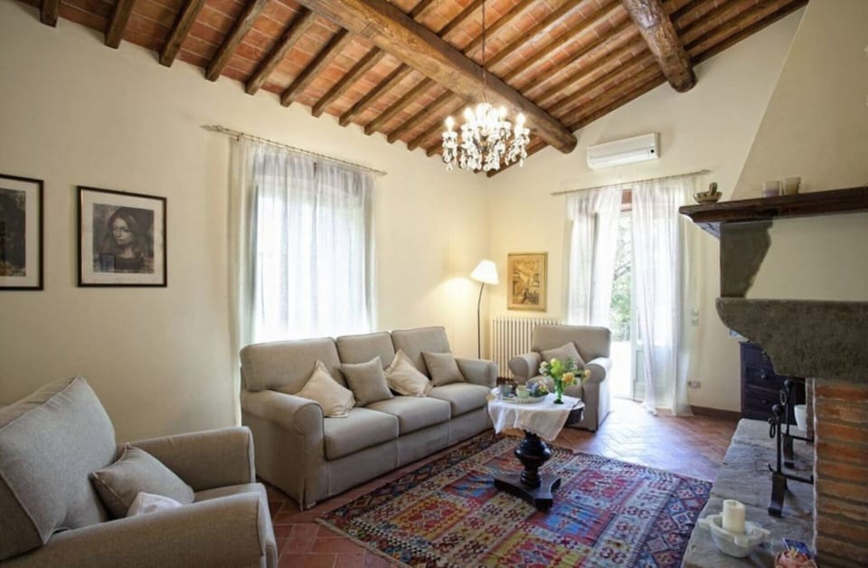 Picture Frame, Property, Furniture, Couch, Building, Plant, Window, Interior Design, Wood, Houseplant