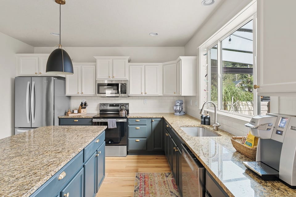We provide a fully stocked kitchen and all of the supplies that you'll need. 