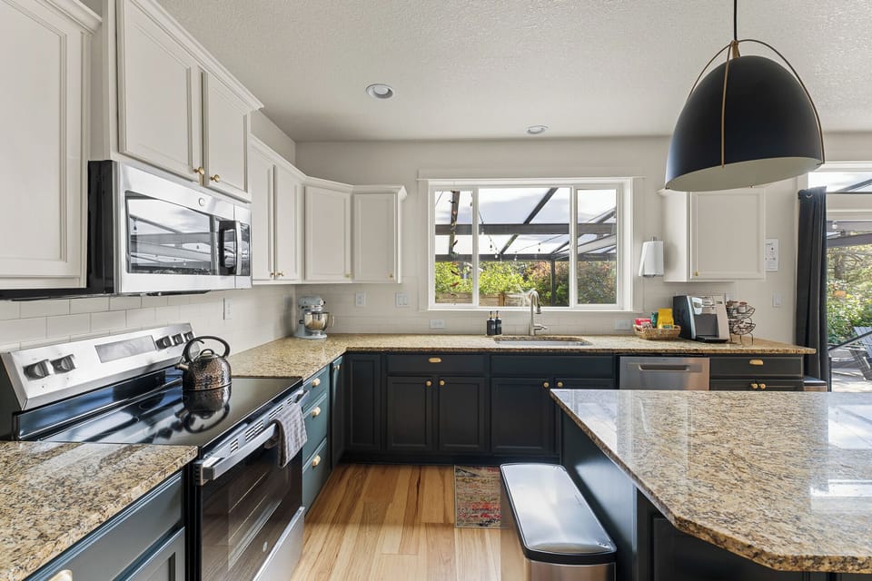 Additional perspective of the kitchen area. 