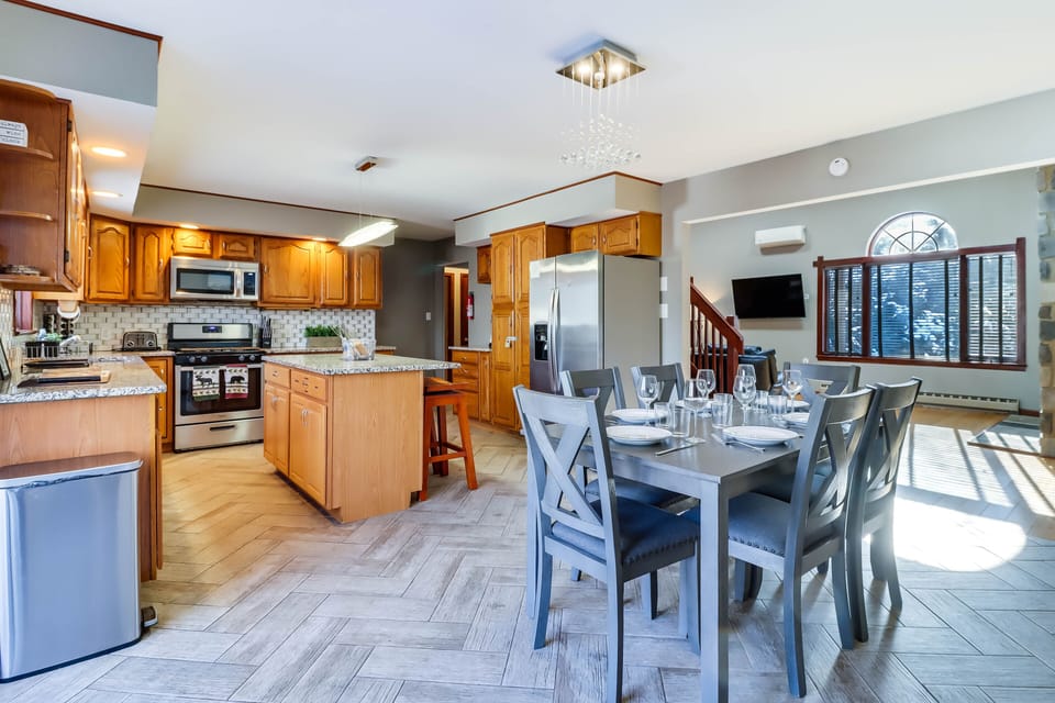 Dining Area | Dishes & Flatware Provided