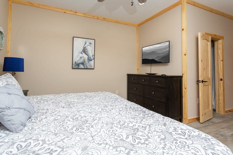 Bedroom 4 Smart TV! Downstairs!