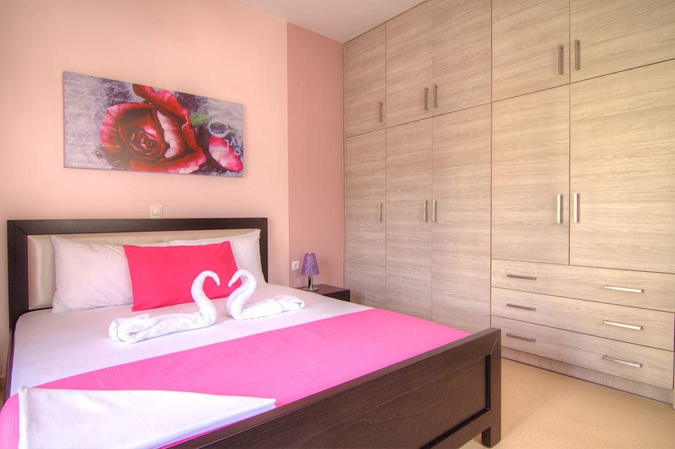 The room is sunny and airy!