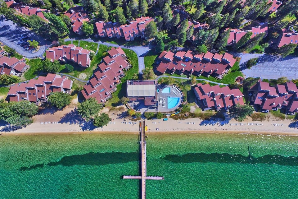 Luxury Lakeland Condo steps to the beach . Two Large pools and Hot Tubs , Tennis courts and Private Beach access just steps from your door!!! Watch the 4th of July Fireworks!!!