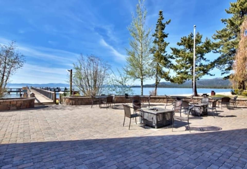 Luxury Lakeland Condo steps to the beach . Two Large pools and Hot Tubs, saunas, fitness center. Tennis courts and Private Beach access just steps from your door!!! Watch the 4th of July Fireworks!!!