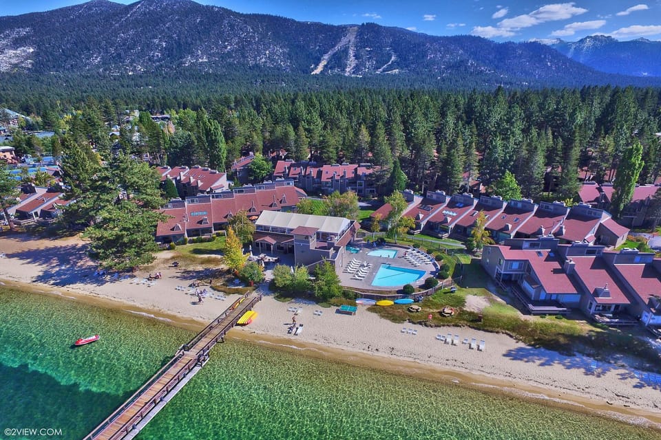 Luxury Lakeland Condo steps to the beach . Two Large pools and Hot Tubs , Tennis courts and Private Beach access just steps from your door!!! Watch the 4th of July Fireworks!!!