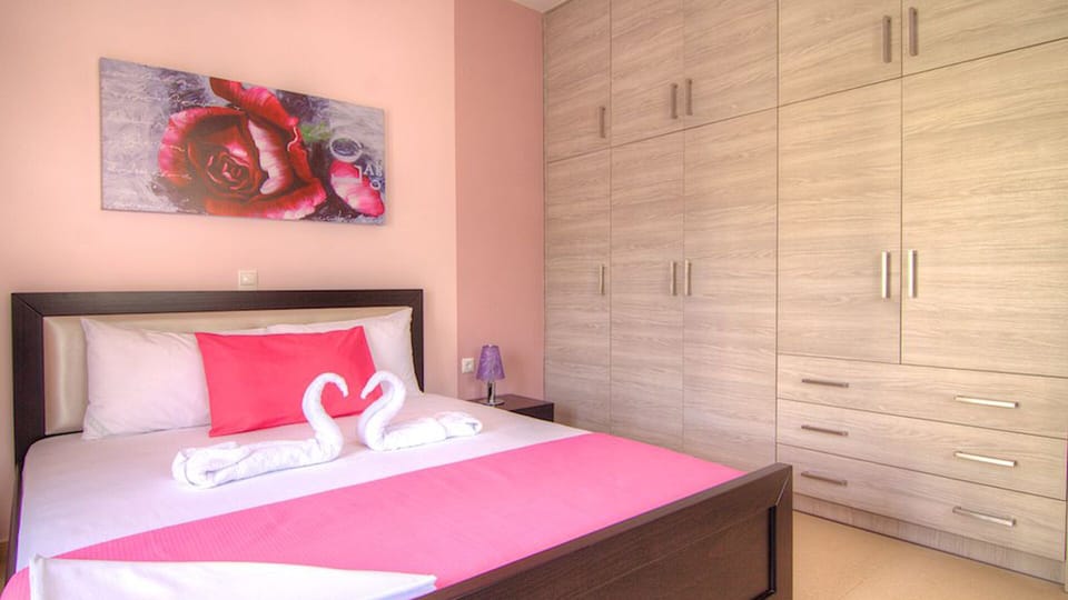 The room is sunny and airy.