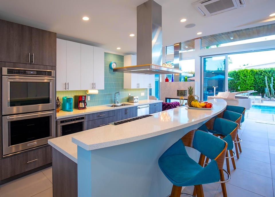 Kitchen and breakfast bar