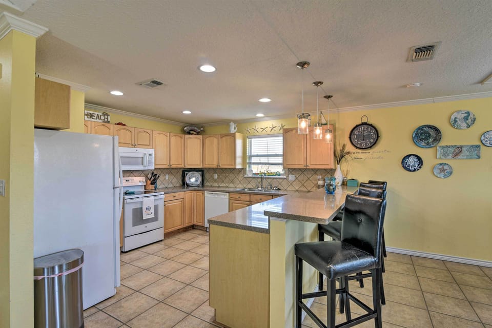 Kitchen | Fully Equipped w/ Cooking Basics