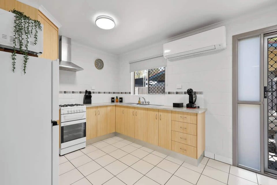 The kitchen is equipped with crockery, glasses, wine glasses, coffee mugs, a kettle, toaster, and a selection of serving and cooking bowls. Everything you need to enjoy meals and drinks comfortably during your stay is right at your fingertips.