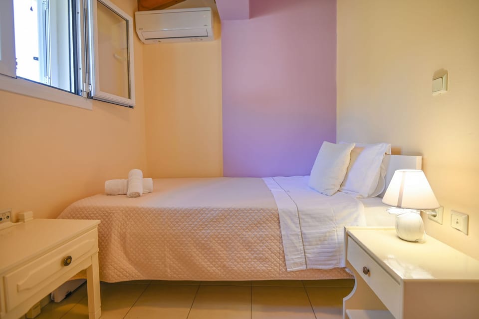 Bedroom with single bed
