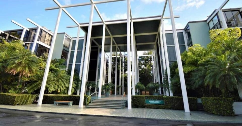 4999 Kahala Beach Apartments. 