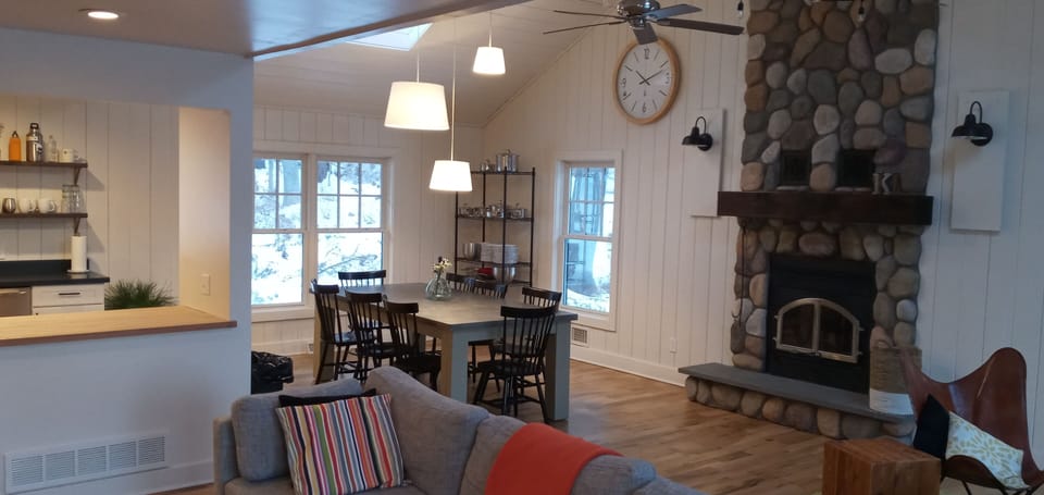 DINNING AREA WITH PLEANTY OF SEATING AND ROOM FOR GAMES

