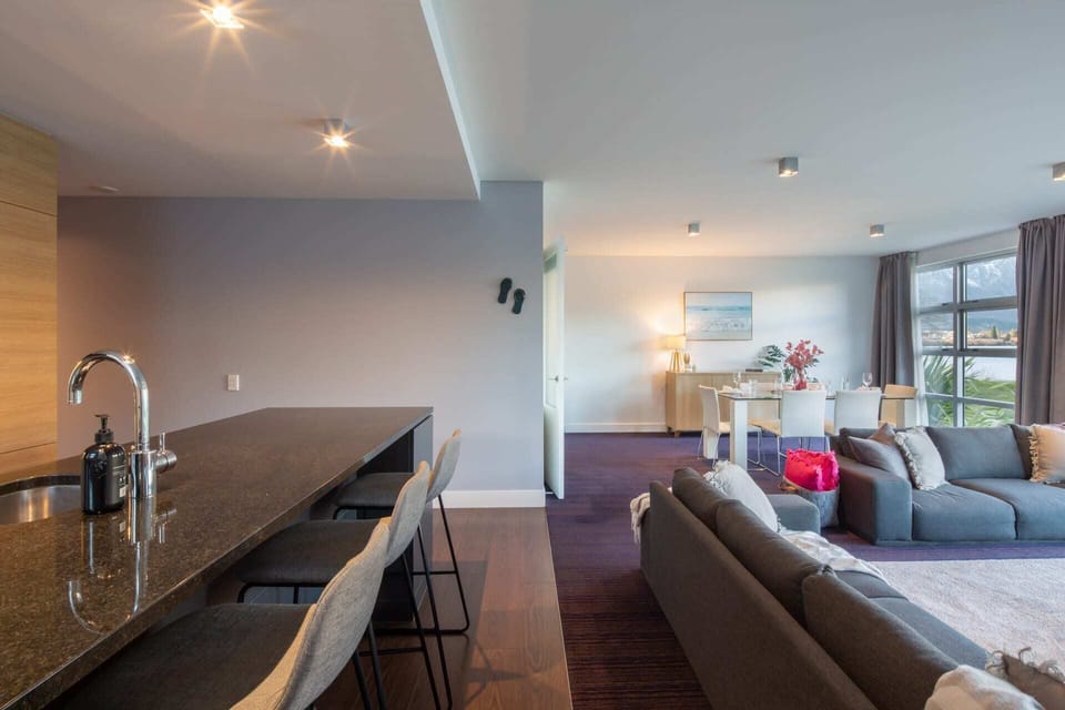 Plenty of seating at the bar or in the lounge in Frankton, Queenstown