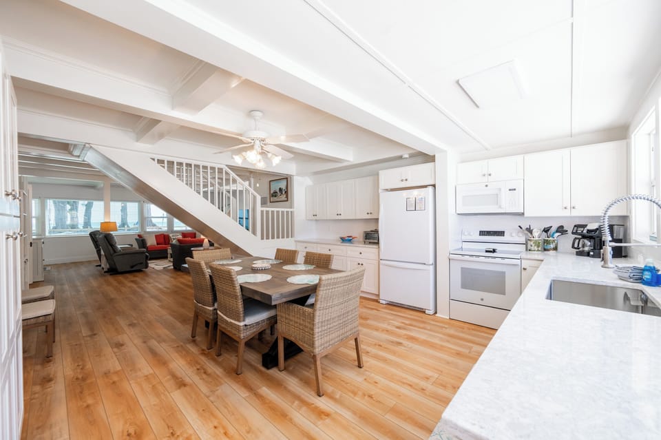 Kithen and dining area featuring a fully equipped kitchen