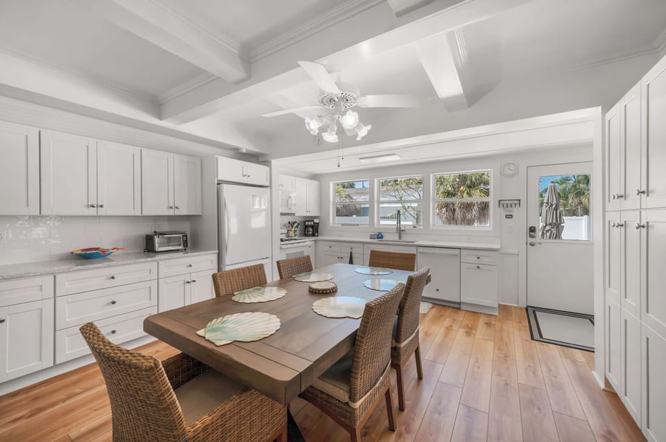 Dining area with seating for 6