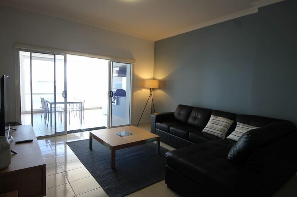 DB 114 lounge room