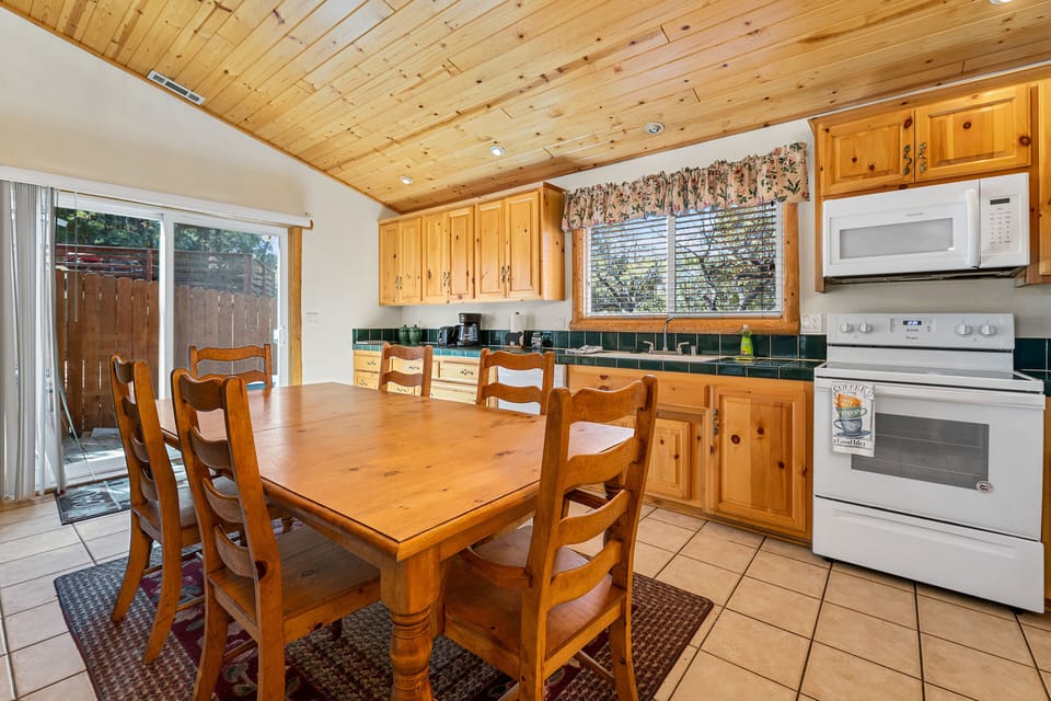Kitchen and Dining Room. - Adorable kitchen and dining room with plenty of seating with an open floor plan.