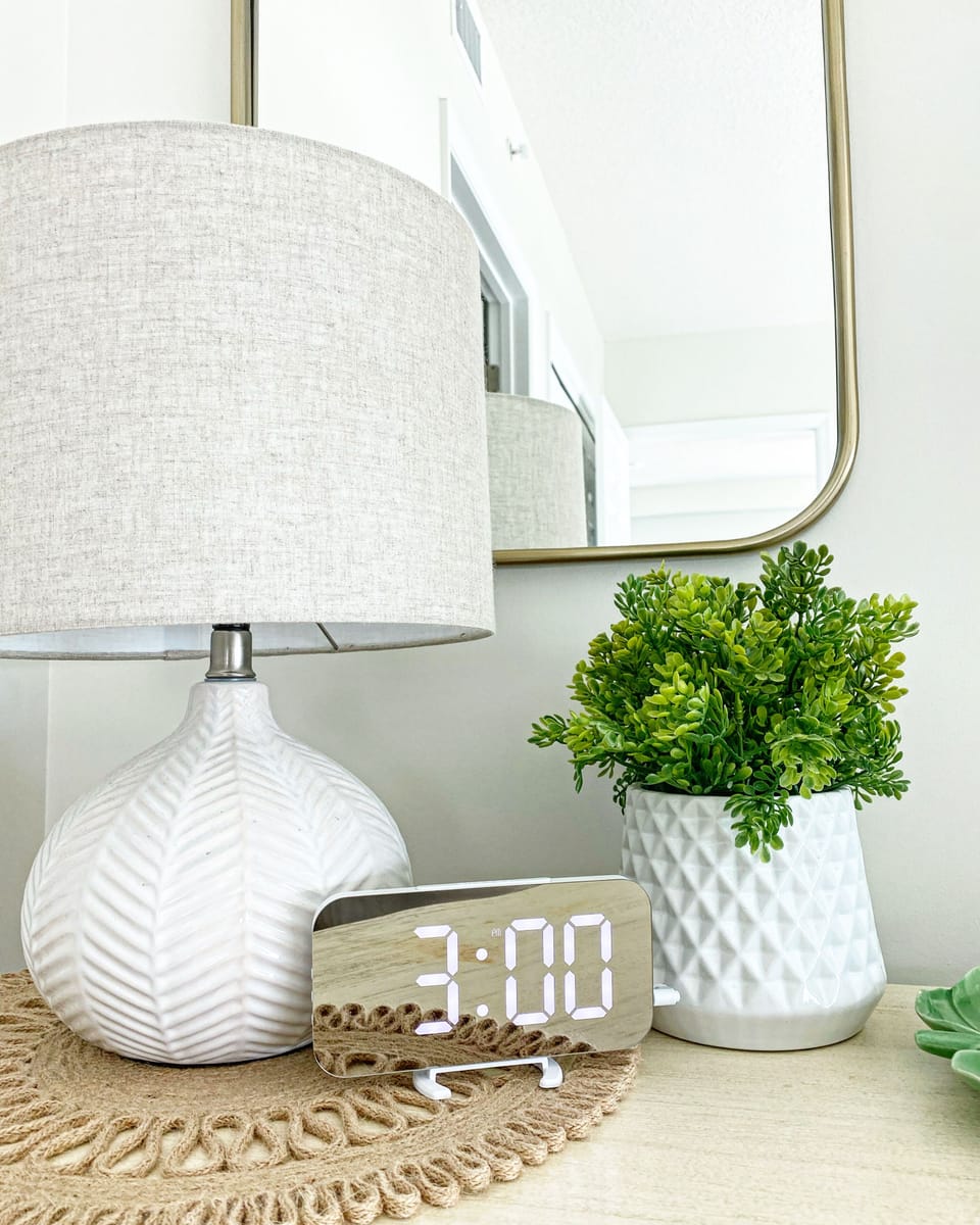 Master bedroom. Smart charger
