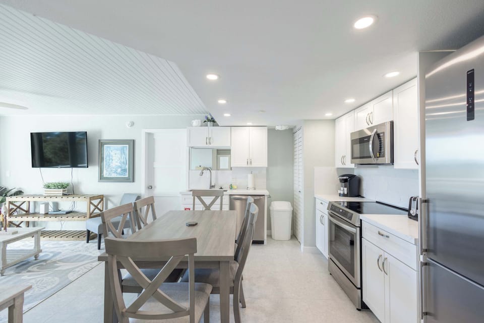 Open floor plan living and kitchen space