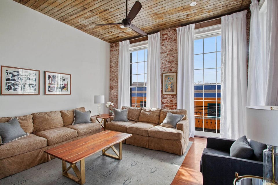 Apt with balcony on Frenchmen St