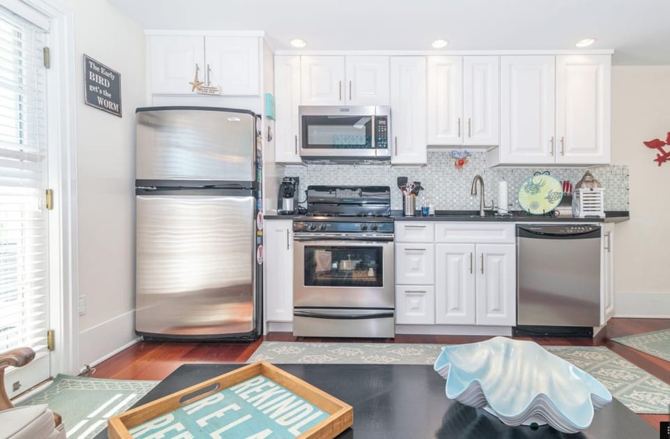 Fully stocked kitchen w/ stainless teal appliances and granite countertops.
