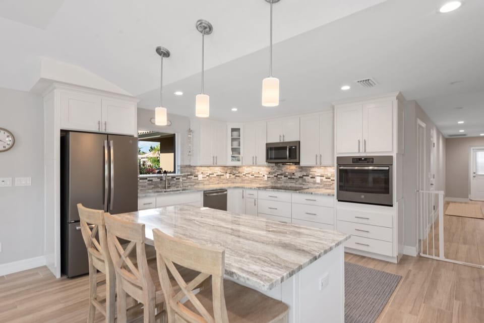 Kitchen Island/Breakfast Bar