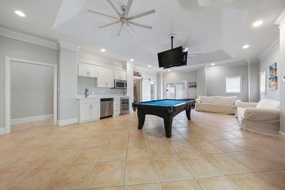 Turtle Tracks - Dunes of Destin Beach - Pool Table & Seating Area