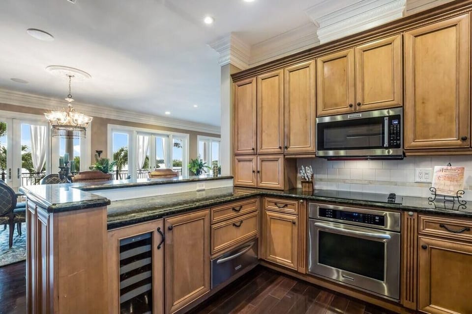 Luxury Estate By The Bay - Close to Beach image 22
