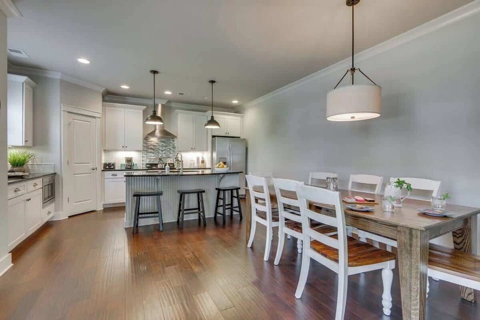 Enjoy the open kitchen and dining area, perfect for relaxing and connecting with everyone!