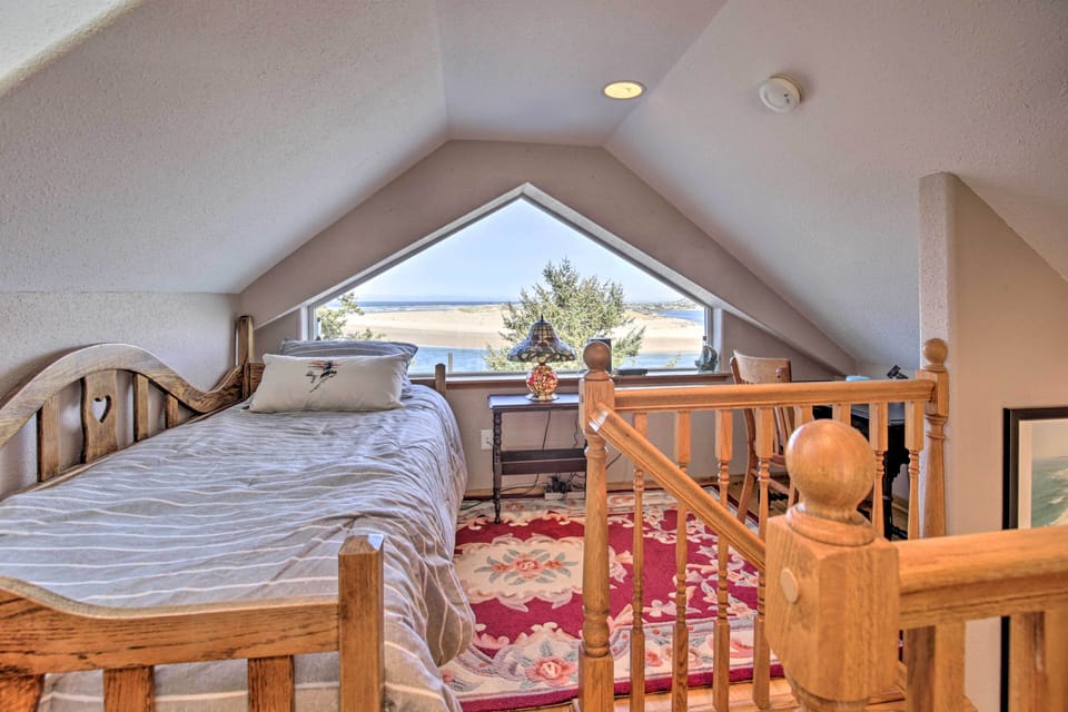 Loft | Twin Bed | 3rd Floor | Desk