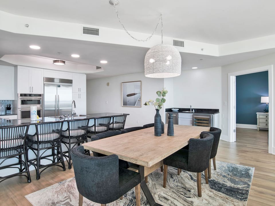 Dining Area with Breakfast Bar