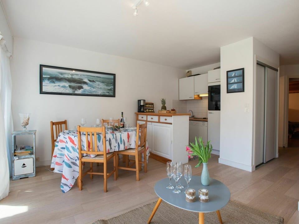 Picture Frame, Property, Building, Table, Plant, Wood, Flowerpot, Interior Design, Flooring, Floor