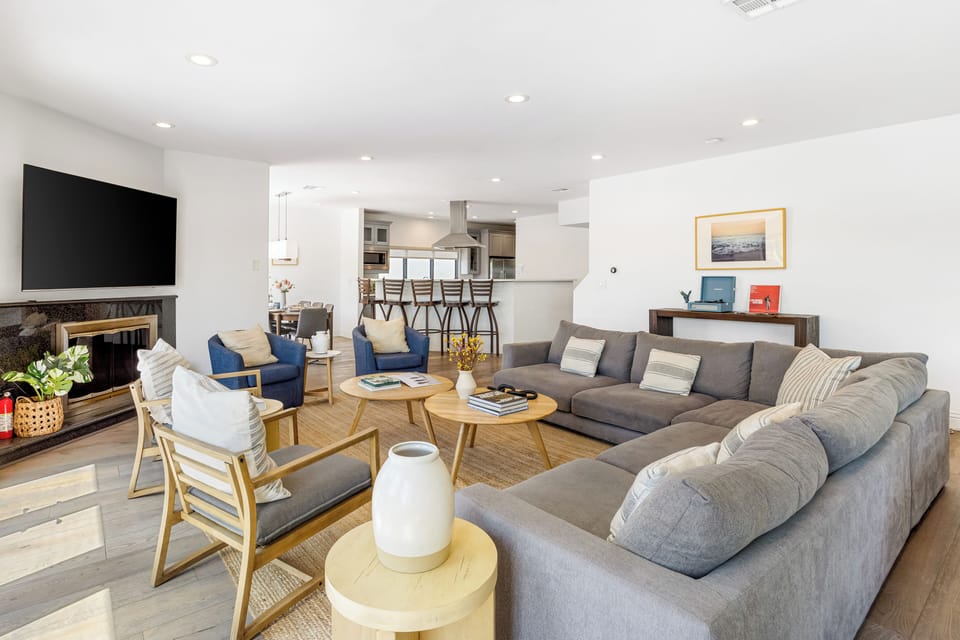 Spacious living room - great for gatherings!