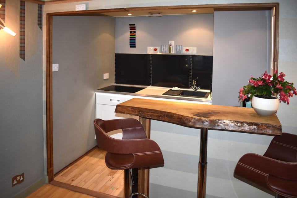 The Kitchenette and Breakfast Bar