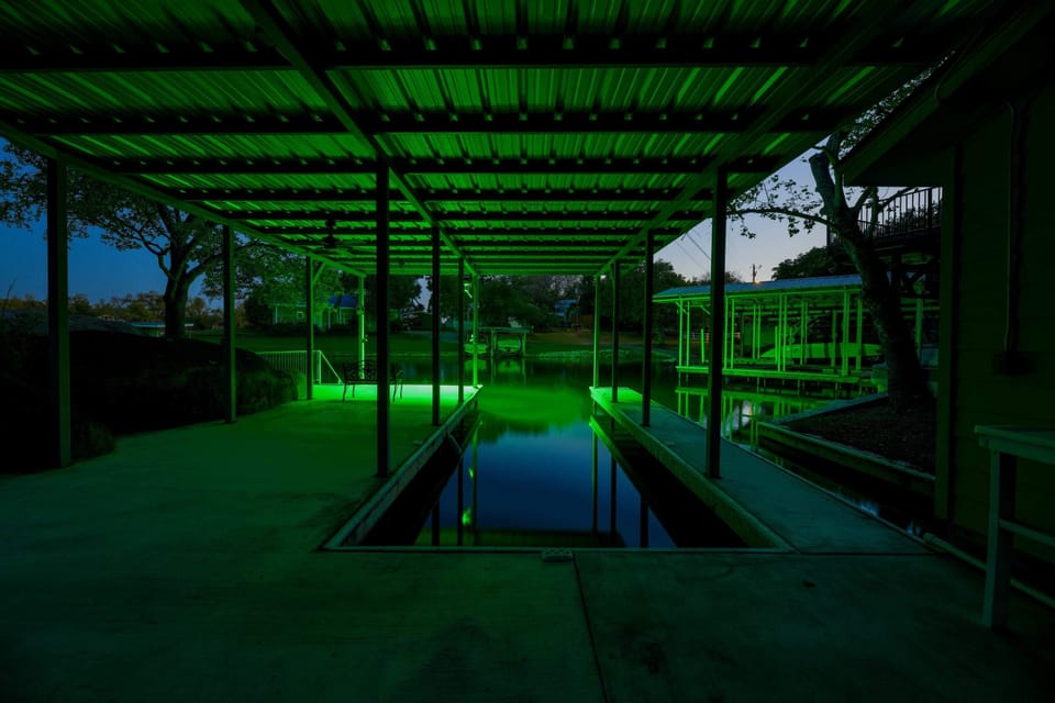 Covered boat slip