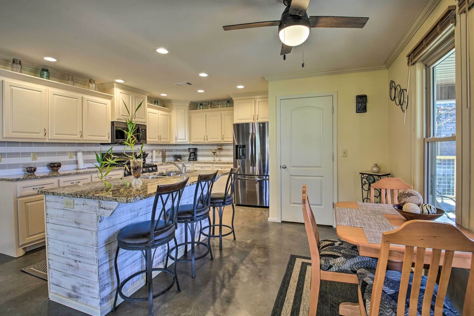 Dining Area | Kitchen | Dishware & Flatware Provided