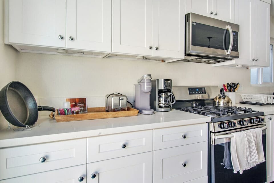 Cook with ease in this fully equipped kitchen.