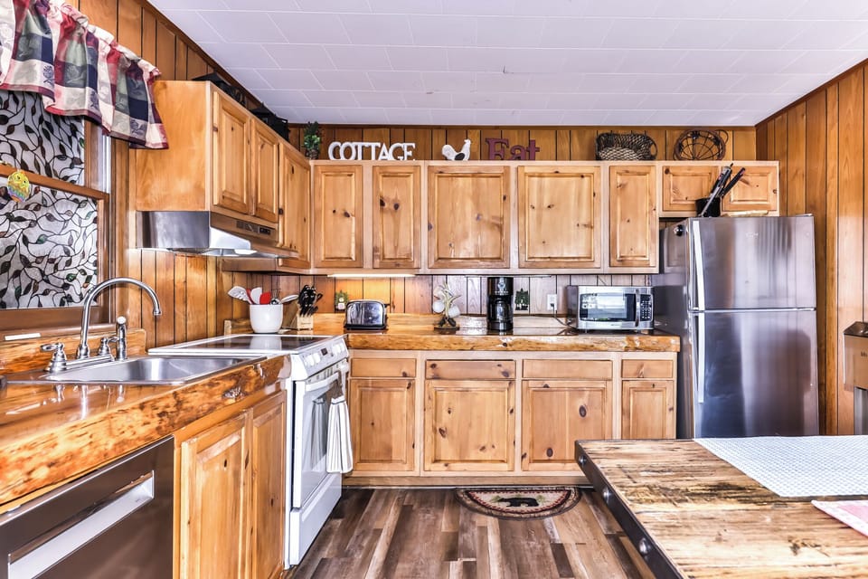 Kitchen comes stocked with all of the appliances.