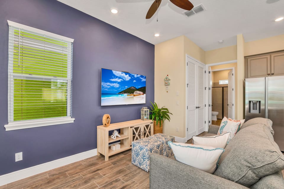 Vibrant living area of the cottage in Florida - A living area that effortlessly combines sophistication, comfort, and functionality - Smart TV and Netflix - Designer furniture enhancing the aesthetic - Cozy sofas