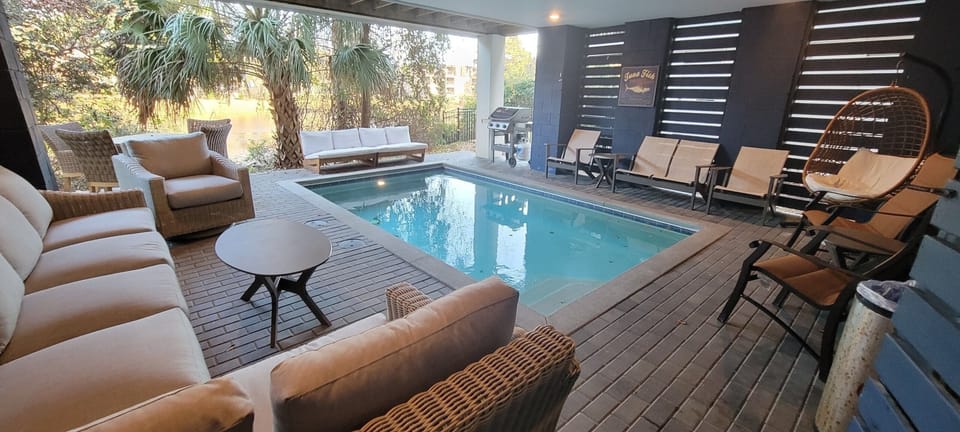 23 New Pool Area COMFORTABLE Seating