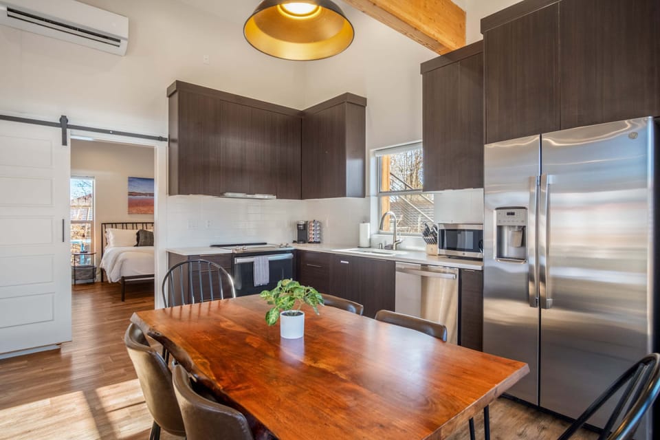 High end appliances and a spacious dining table make the kitchen at Timber + Tin B ideal for cooking up adn enjoying your favorite meals