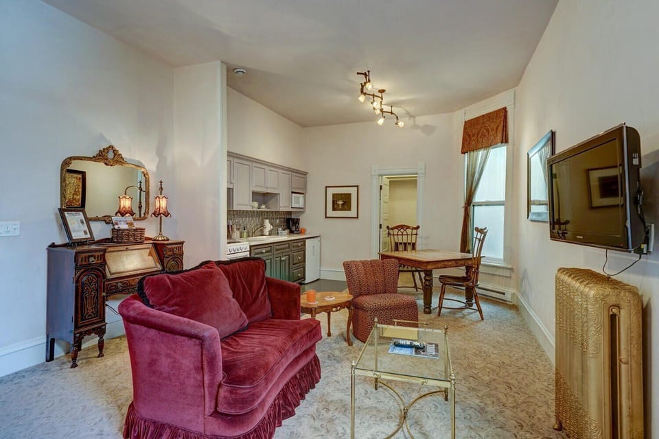 ~Streaming TV
~Window A/C unit in summer
~Kitchenette