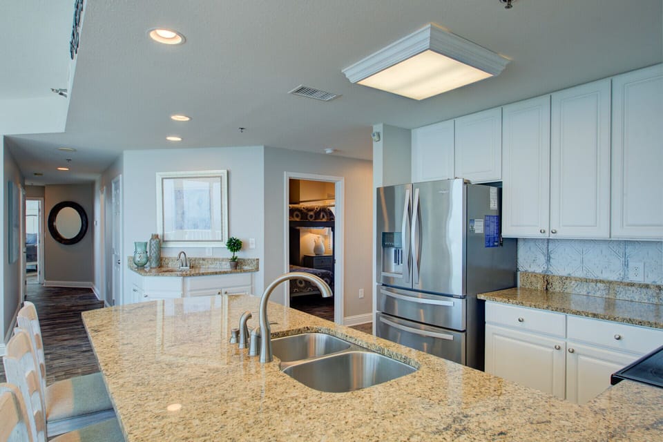 Kitchen and bar sink area. Plenty of counter space!