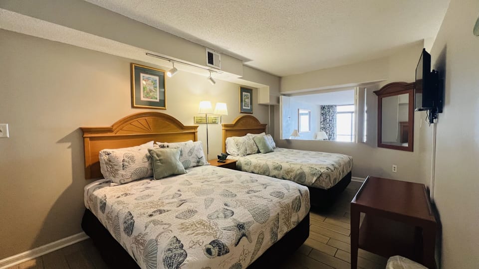 2 Queen beds in the bedroom