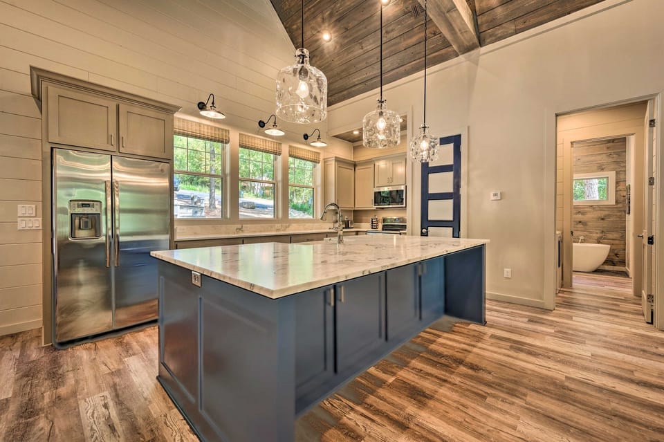 Large Island and counter space