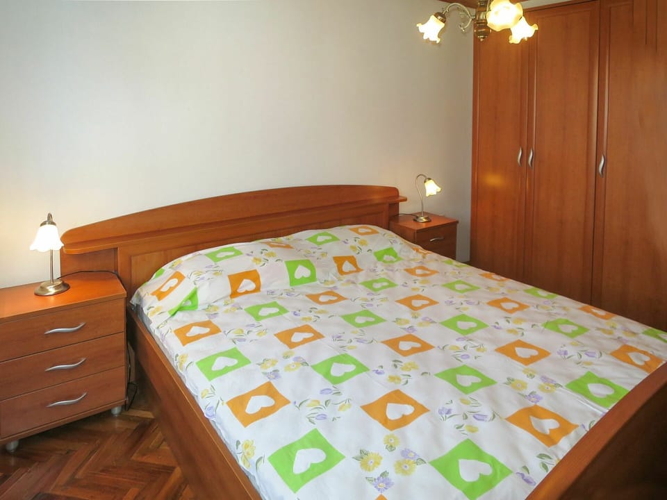 Furniture, Comfort, Textile, Wood, Cabinetry, Interior Design, Bed Frame, Floor, Bed, Drawer