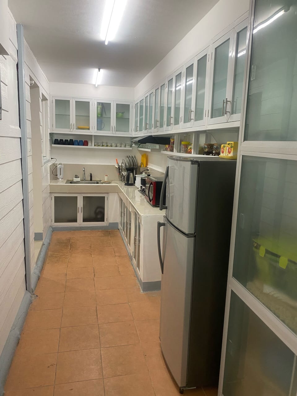 Large kitchen with complete utensils