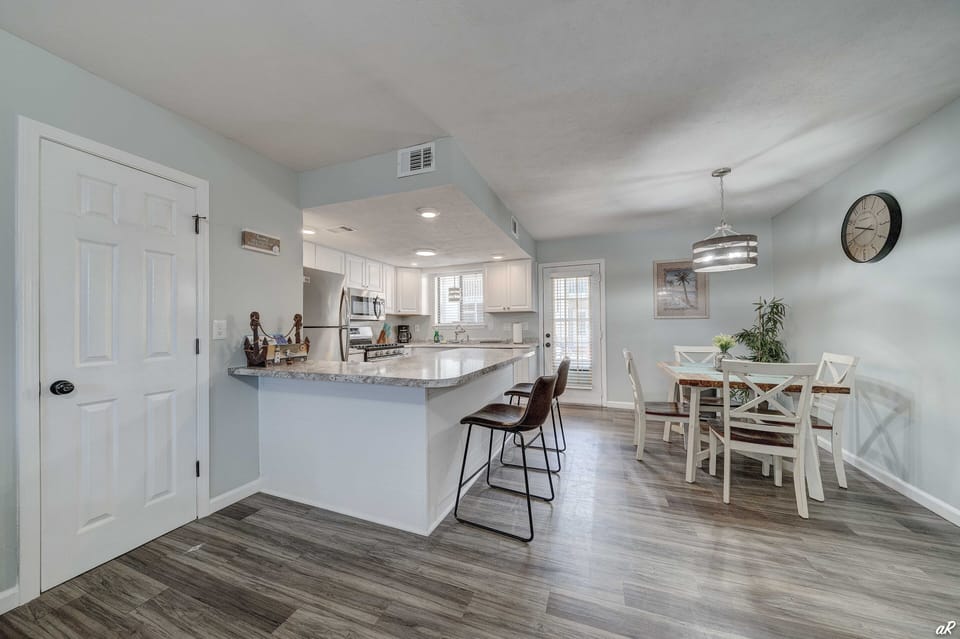 Kitchen and dining area.