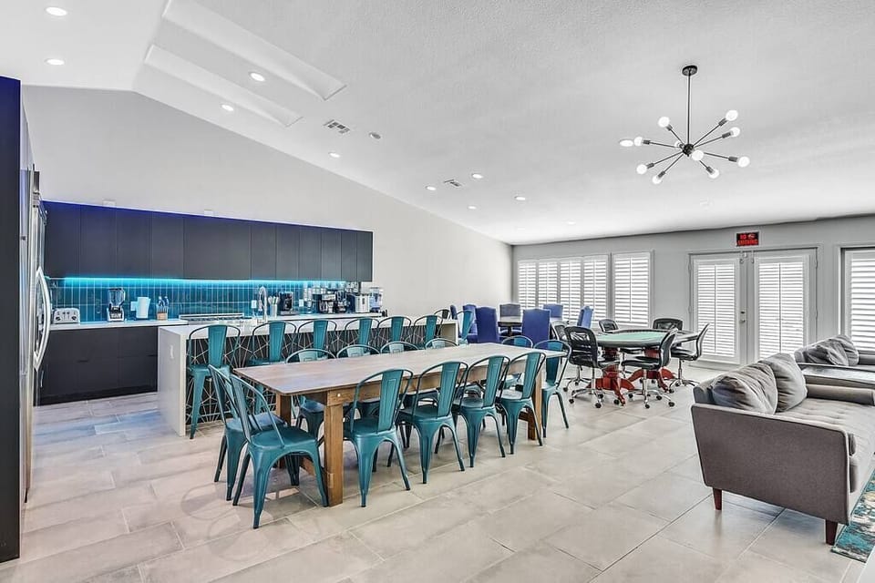 Kitchen/dining room for 18 and 6 counter seats